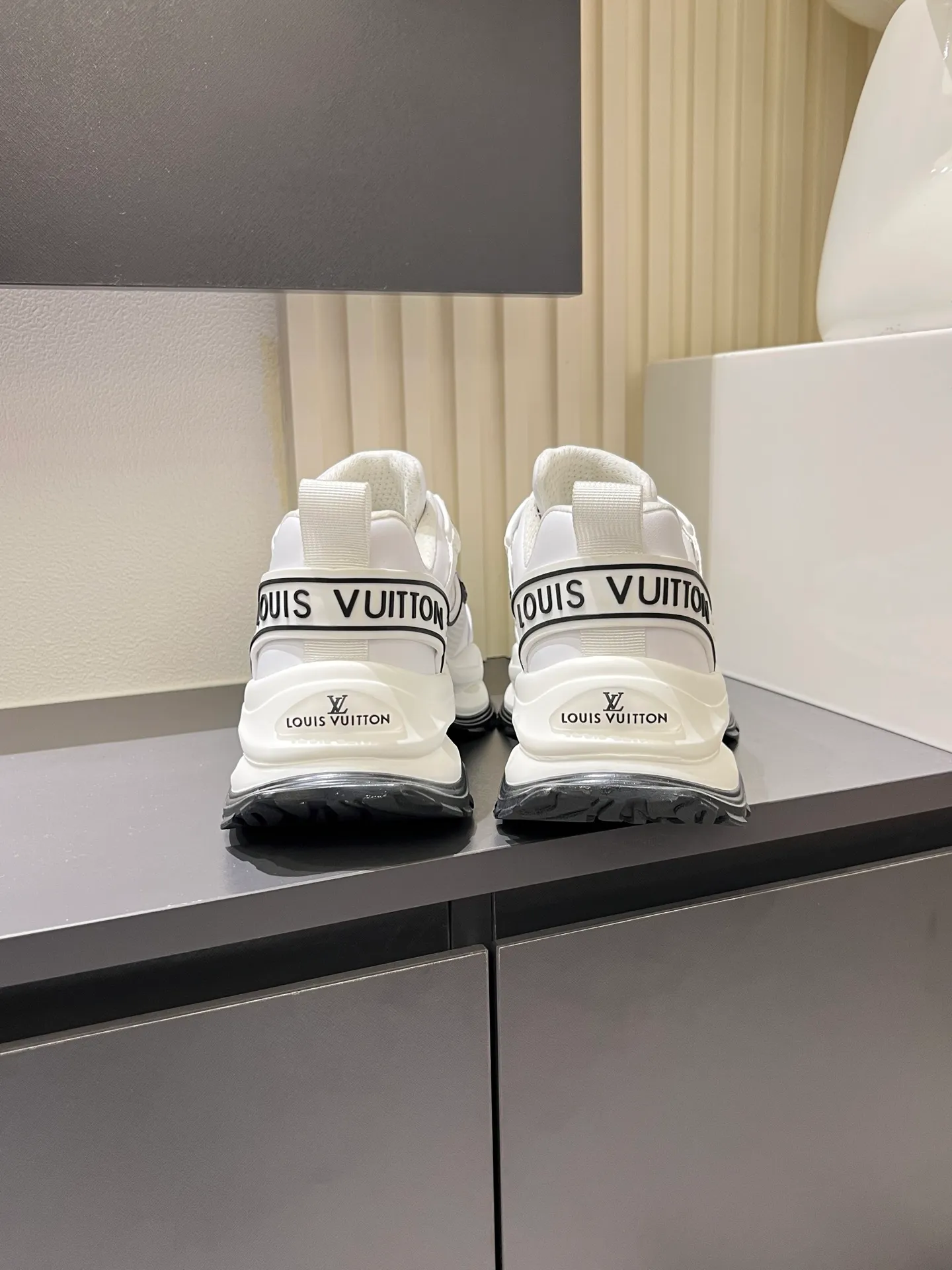 p600 "LOUI* VUITTO*" popular men's casual shoes, genuine development in Italy 💯Purchasing level quality ✔️The upper is made of first-layer cowhide, comfortable and soft sheepskin feet ⚡️ Fashionable and versatile, the toe last shape is firm and full, the soles are made from original LV molds and can be freely entered and exited the counter. Light and comfortable on the feet~Purely handmade, details determine quality! Size:39-44!